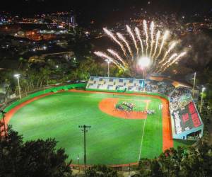 La noche del viernes 20 de diciembre fue reinaugurado el estadio de béisbol “Chochi” Sosa en Tegucigalpa, instalación deportiva que se le colocó grama sintética. En el evento estuvo la presidenta Xiomara Castro.