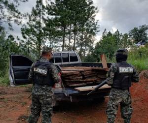 Miembros del XVI Batallón y del Instituto de Conservación Forestal (ICF), ejecutaron los operativos en dos sectores del departamento de Olancho donde decomisaron la madera de pino y de color.