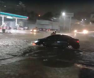 Algunos conductores se arriesgan a conducir por las calles inundadas.