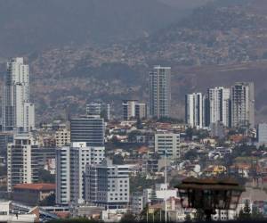 Tras estar sumergida bajo la densa capa de bruma y humo, Tegucigalpa parece estar recuperar sus cielos despejados.