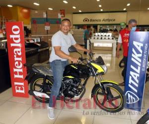 Wilmer Laínez Romero se mostró feliz tras subir en su nueva motocicleta que ganó en los premios diarios con Italika y EL HERALDO.