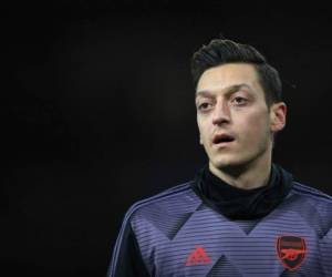 Mesut Özil del Arsenal calienta previo al juego de la Liga Premier inglesa contra el Manchester City, en Londres, el domingo 15 de diciembre de 2019.