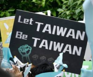 Los taiwaneses sostienen pancartas durante una protesta contra la visita de la presidenta de la Cámara de Representantes de los Estados Unidos, Nancy Pelosi, en Taipei, Taiwán.