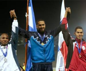 Jason Castro al centro levanta los brazos en señal de victoria para la UNAH y Honduras en los Juduca 2016. Foto: Juan Salgado.