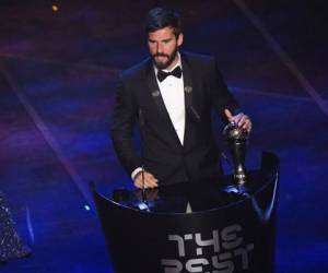 Momento cuando Alisson Becker recibía el premio como el mejor arquero del año según la FIFA. Foto:AFP