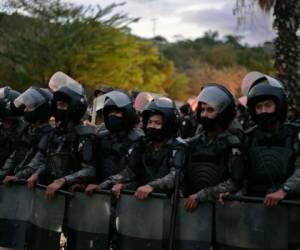 Los miembros del ejército guatemalteco montan guardia cerca de los migrantes hondureños en su camino a los Estados Unidos, en Vado Hondo en Guatemala, el 16 de enero de 2021. Foto: AFP