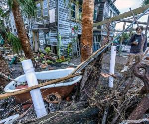 Las muertes por Milton en Florida aumentan al menos a cuatro, todos ellas debido a tornados ocurridos antes de la llegada del huracán, que ya salió esta mañana a mar abierto en la costa este del estado. Aquí las imágenes de la devastación dejó a su paso.