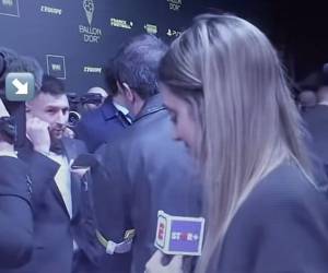 Captura de pantalla del video que muestra a Messi viendo atentamente a la periodista, mientras es entrevistado.