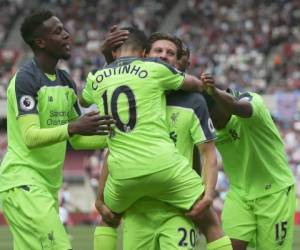 Jugadores del Liverpool celebran la anotación de Philippe Coutinho (Foto: Agencia AFP)