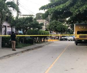 El cadáver del hombre quedó tirado en una esquina, cerca de una vivienda. Foto: Cortesía Hoy Mismo.