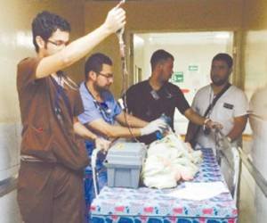 El niño Bayron Ismael Molina cuando era atendido por médicos del Hospital Materno Infantil.