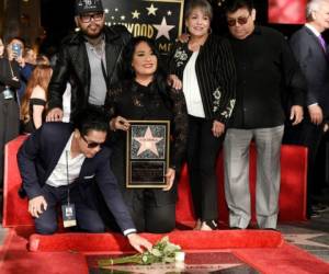 Familiares de la fallecida cantante recibieron el reconocimiento. Fotos: AP