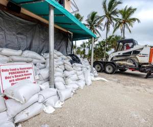 La población de Florida se prepara la llegada del poderoso huracán Milton. Aquí las imágenes de cómo se encuentra la zona un día antes de ser impactado.