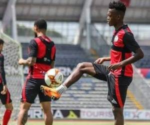 El defensa hondureño Félix Crisanto Velásquez debutó con el equipo de los Lobos BUAP en la primera división de la Liga de México. Foto: Redes Sociales