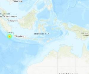 La agencia nacional indonesia de catástrofes naturales indicó en un principio que se trataba de un sismo de magnitud 7,4 a una profundidad de 10 kilómetros, que podría generar un tsunami.