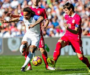 Jermaine Jones de Estados Unidos pelea un balón con Alesksandar Palocevic de Serbia. Foto: Agencia AFP / El Heraldo.