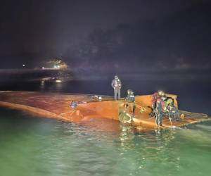 La Guardia Costera ha movilizado a unos 20 barcos para las tareas de búsqueda durante la madrugada, y se desplegarán cinco helicópteros por la mañana con el fin de encontrar a los desaparecidos.