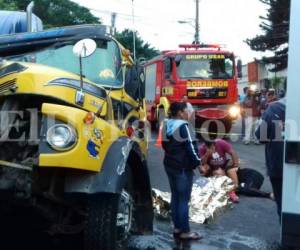 La cisterna chocó contra trailers que estaban aparcados a la orilla de la carretera. Foto: Estalin Irías/EL HERALDO