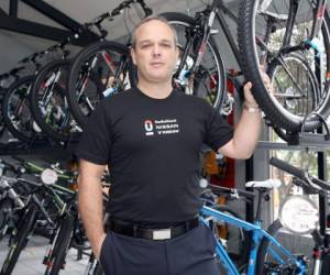 Waldo Moncada y su gran pasión: el ciclismo. Con su tienda Yourbike se proyecta con las obras benéficas del país y apoya a los deportistas...