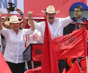 La presidenta Xiomara Castro junto a su esposa Manuel Zelaya en un evento proselitista a finales de octubre de 2021.