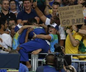 Rafaela Silva celebró con la gente que llegó desde la Ciudad de Dios para ver ganar la medalla de oro.