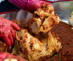 En Corea del Sur, los budistas se reúnen cada año en el templo Jogyesa, ubicado en el corazón de Seúl, para preparar kimchi, el icónico plato tradicional coreano con un fin solidario en una tradición muy arraigada.