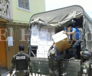 Elementos de la Policía Militar se llevan en camiones las cajas de medicamentos incautadas en laboratorios ilegales.