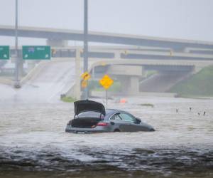 Un vehículo queda abandonado en el agua de una inundación en una carretera después de que el huracán Beryl arrasara el área. La tormenta tropical Beryl se convirtió en un huracán de categoría 1 cuando azotó la costa de Texas anoche. A continuación imágenes de los daños.