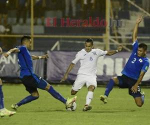 La selección catracha apretó en los últimos minutos del partido para llevarse los tres puntos, sin embargo se encontró con una sólida defensa salvadoreña. Foto: Yoseph Amaya | EL HERALDO