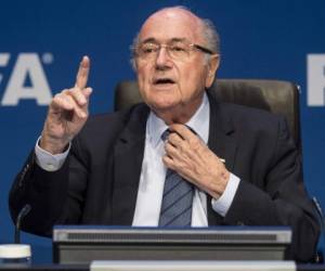 Blatter y Valcke negaron las irregularidades, pero fueron suspendidos por 6 y 12 años. Foto: AFP