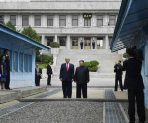 El presidente Donald Trump se reúne con el líder norcoreano Kim Jong Un en la zona desmilitarizada entre ambas Coreas, el domingo 30 de junio de 2019. Foto: Susan Walsh/Agencia AP.