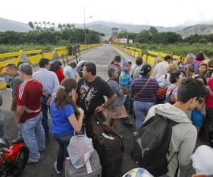 El pasado 26 de febrero, el gobierno venezolano reabrió por unas horas los pasos limítrofes para permitir el regreso de vehículos varados en los respectivos territorios. (foto: AFP)