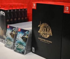 Se muestran copias del videojuego “The Legend of Zelda: Tears of the Kingdom” durante un evento de lanzamiento del juego en una tienda de Nintendo en Nueva York