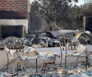 Pacific Palisades, la zona cero de la ola de fuegos más devastadores de la historia de Los Ángeles, ha reducido a cenizas calles enteras, vehículos, mansiones millonarias y la vida que atesoraban miles de familias de un barrio acaudalado que ha pasado de representar un idílico estilo de vida americano a una zona de guerra.