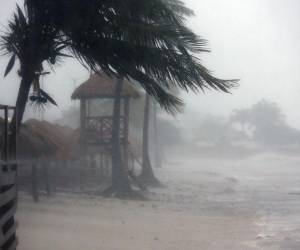 Fotografía del oleaje y fuertes vientos en Cancún, México.