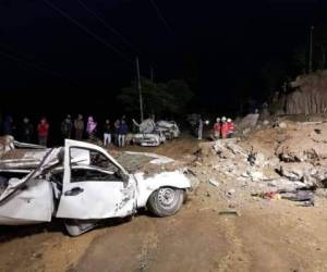 El percance ocurrió cuando 'un muro de contención de hormigón armado de 30 metros de ancho por 5 metros de altura y un espesor de 25 cm, cedió y cayó sobre 4 vehículos. Foto: Twiitter.