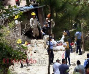 El Cuerpo de Bomberos ayudó para extraer el cadáver. Foto: Marvin Salgado/ EL HERALDO