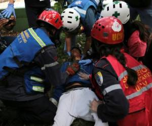 Los manifestantes intentaron infructuosamente negociar su salida del campus universitario por más de una hora hasta que los efectivos comenzaron a lanzar gases lacrimógenos y balas de goma a un pequeño grupo que buscó sin éxito superar el cerco. Foto AP