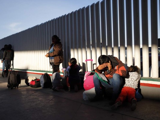 Miles de centroamericanos intentan llegar a Estados Unidos para solicitar asilo, debido a la falta de trabajo y violencia que impera en su país. Foto: Agencia AP.