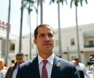 El líder opositor de Venezuela, Juan Guaidó, que se declaró presidente interino del país, a su llegada a la Asamblea Nacional para una reunión con 'Frente Amplio', una coalición de partidos opositores y grupos cívicos, en Caracas, Venezuela.