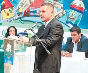 El jefe de Redacción de EL HERALDO, César Rivera, en el discurso inaugural de Escuelas Amigables con el Ambiente.