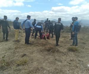 Agentes policiales llegaron al lugar para verificar la denuncia hecha al 911.