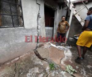 Algunos vecinos de las comunidad explicaron que son 59 viviendas que están amenazadas por la falla geológica. Foto: Marvin Salgado/EL HERALDO