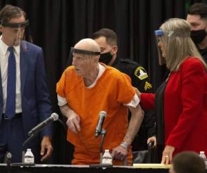 ARCHIVO - En esta foto de archivo del 29 de junio de 2020, Joseph James DeAngelo, un asesino serial apodado The Golden State Killer, es asistido por su abogada Diane Howard en la corte en Sacramento, California. (AP Foto/Rich Pedroncelli, File)