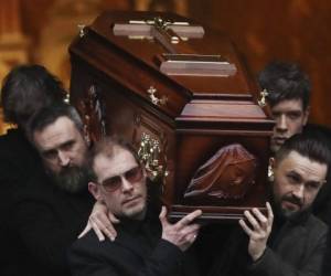 Familiares de Dolores O'Riordan cargan el féretro con los restos de la cantante. Fotos AP