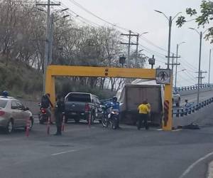 La parte trasera del camión impactó contra la estructura que alerta sobre el límite de altura permitido en el puente.