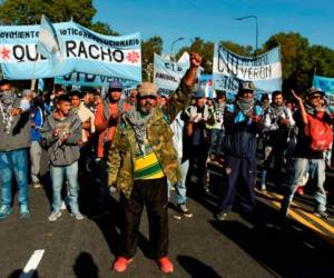 Activistas de agrupaciones de izquierda de Argentina marcharon para denunciar el papel que juega Washington en las crisis de Siria y Venezuela. Foto AFP