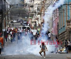 El segundo día consecutivo de protestas también terminó en una batalla campal en el Centro Histórico de Honduras. Foto: EL HERALDO.
