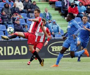 El senegalés Amath Ndiaye adelantó a los 'azulones' en el minuto 17, pero el uruguayo Cristhian Stuani puso la igualada al convertir un penal al filo del descanso. Foto AP