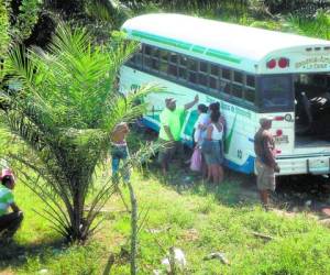 Al menos 20 heridos dejó accidente de autobús en Atlántida.